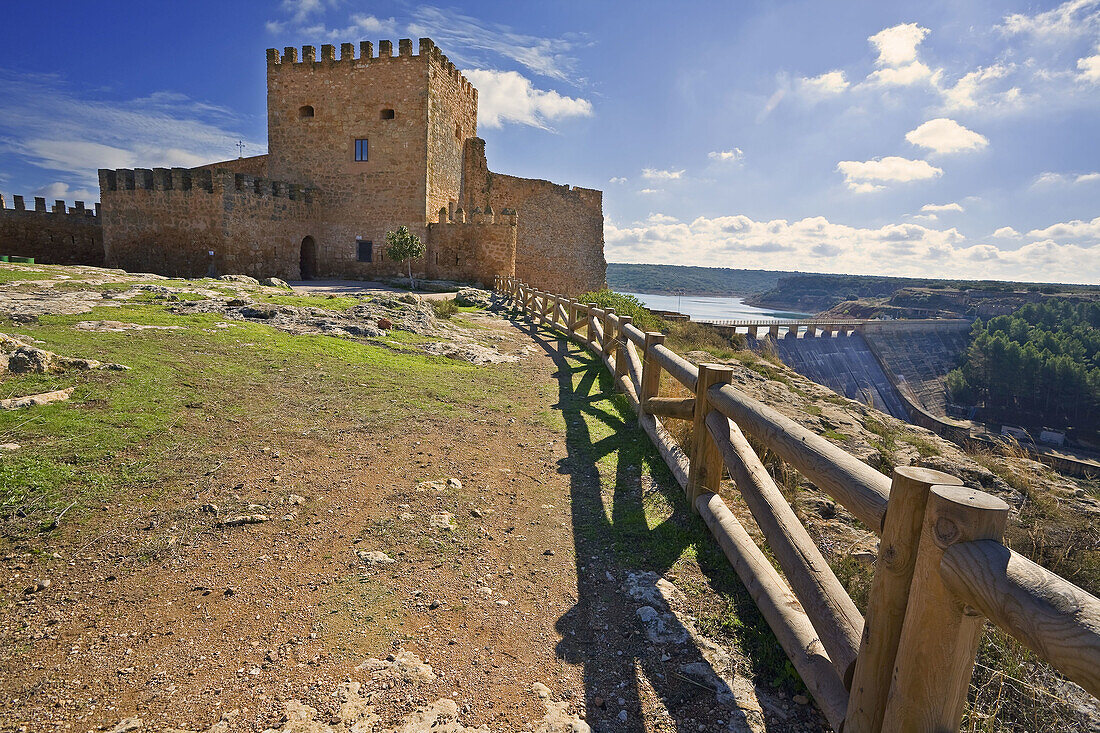 Castillo y embalse de Peñarroya. Castilla la Mancha. España.