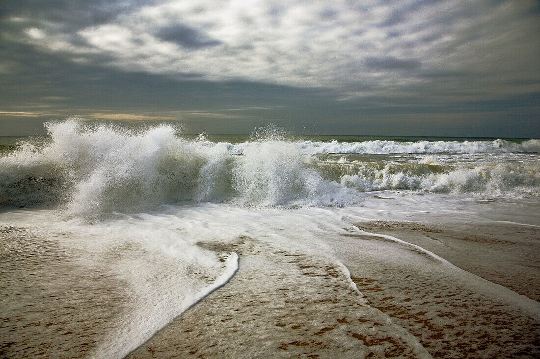 Ile de Ré, La Concha Beach, foam and clouds