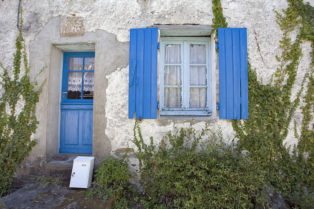 Brittany, Belle Ile island: window, door and flowers