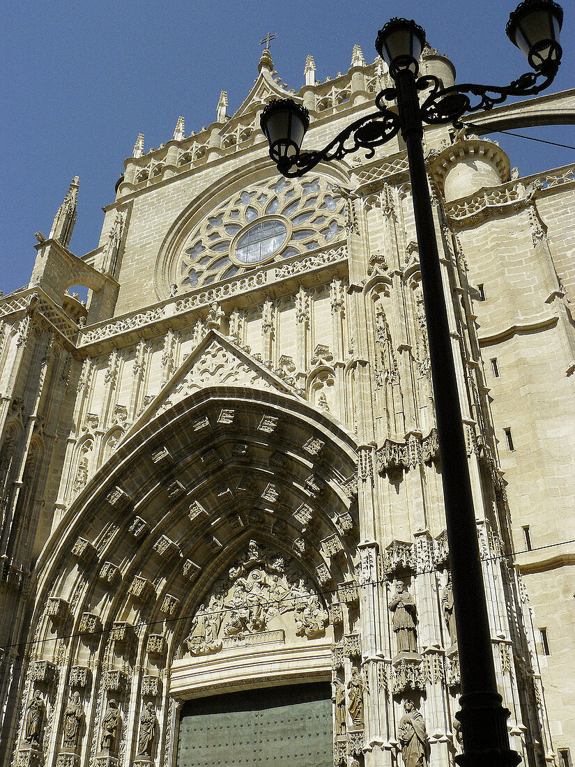 Sevilla. España. Fachada exterior de la Catedral gótica de la ciudad de Sevilla.