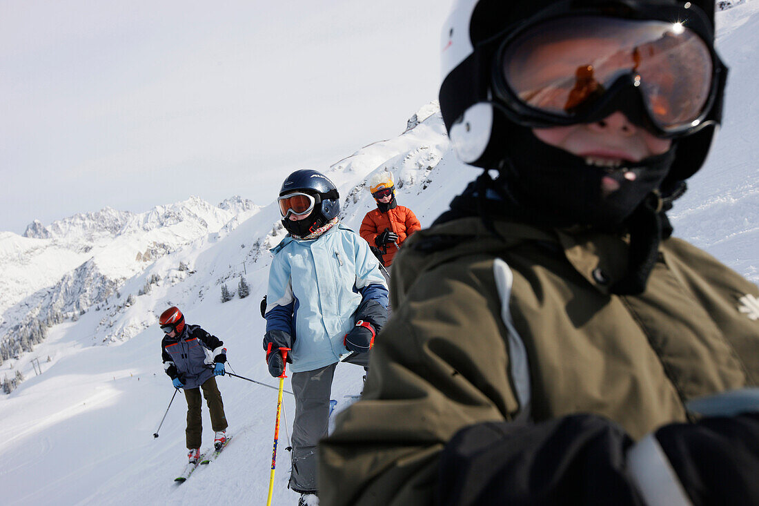 Kinder beim Skifahrer, Arlberg, Tirol, Österreich