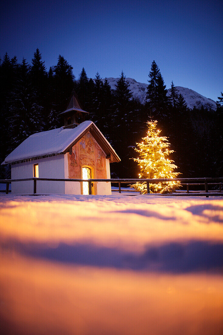 Kapelle mit Weihnachtsbaum bei Nacht, Elmau, Bayern, Deutschland