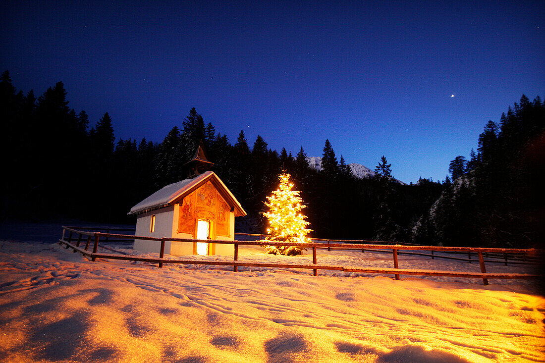 Kapelle mit Weihnachtsbaum bei Nacht, Elmau, Bayern, Deutschland