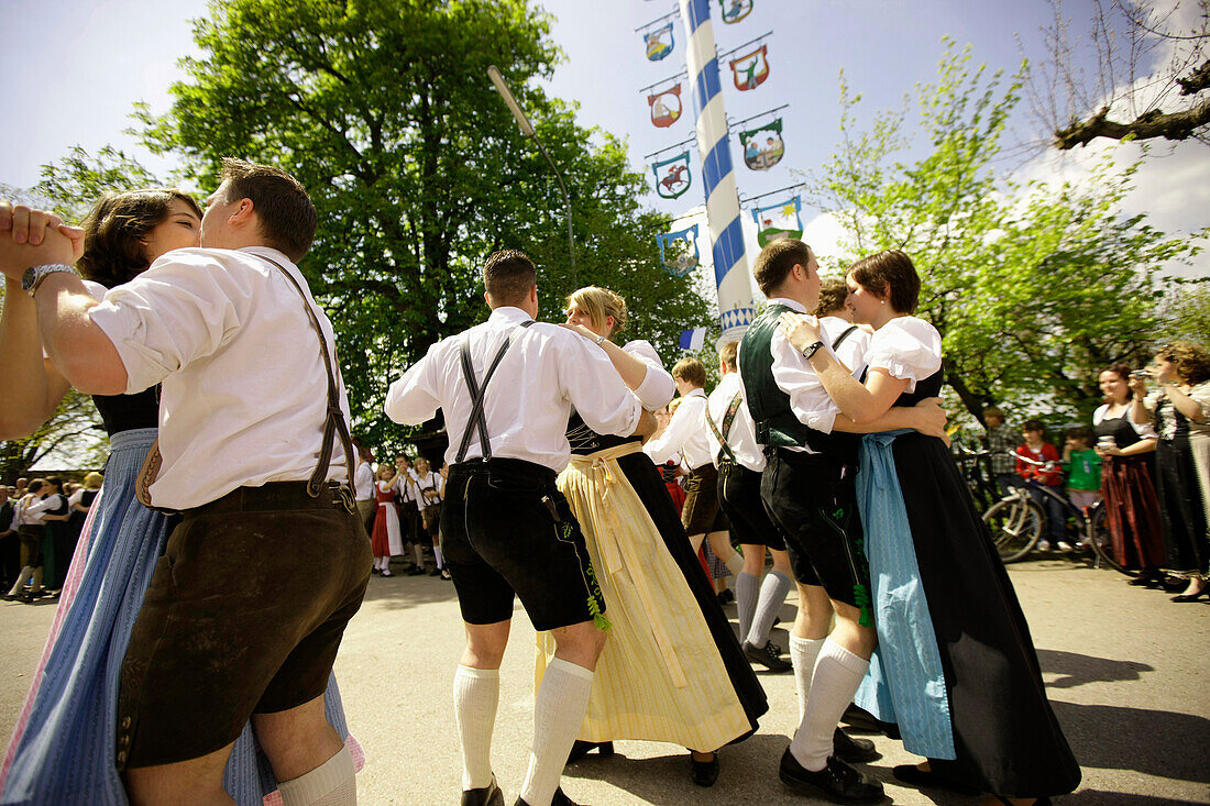 Paare tanzen am Maibaum, Ammerland, Münsing, Bayern, Deutschland