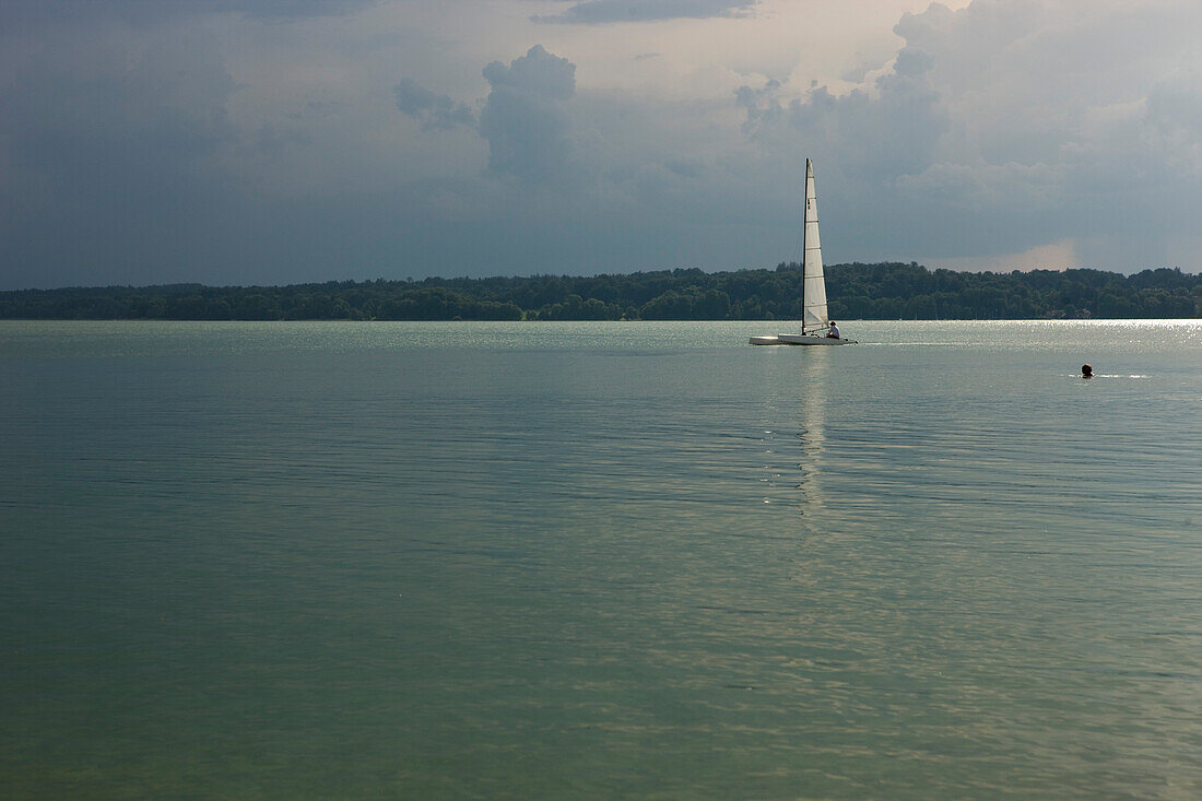 Segelboot auf dem Starnberger See, Bayern, Deutschland