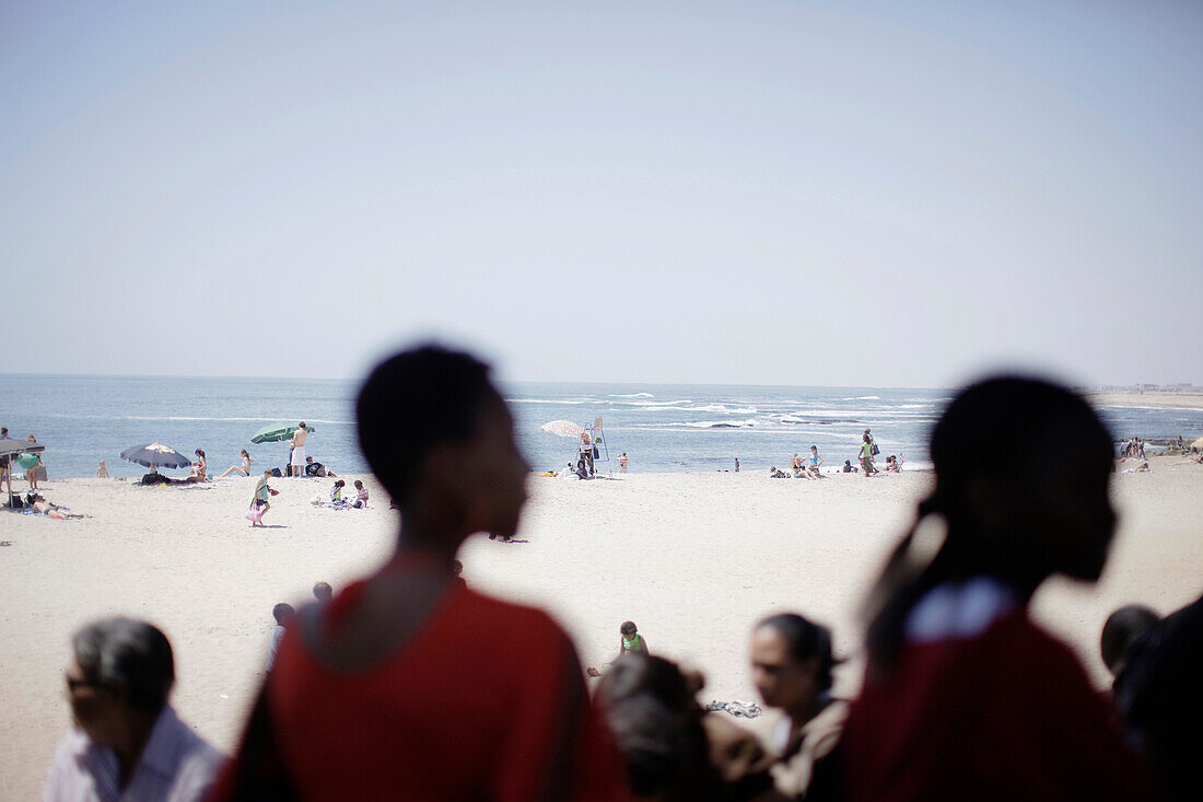 Leute am Strand, Stadtstrand Palm Beach, Swakopmund, Namibia, Afrika