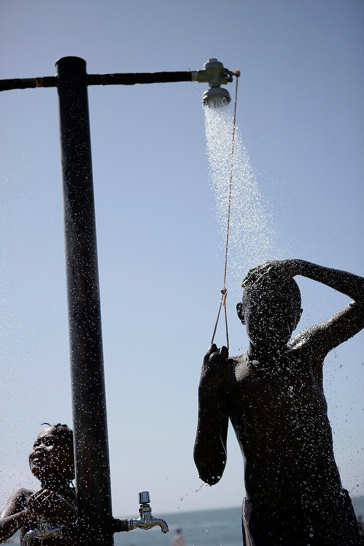 Duschende Kinder, Stadtstrand, Swakopmund, Namibia, Afrika