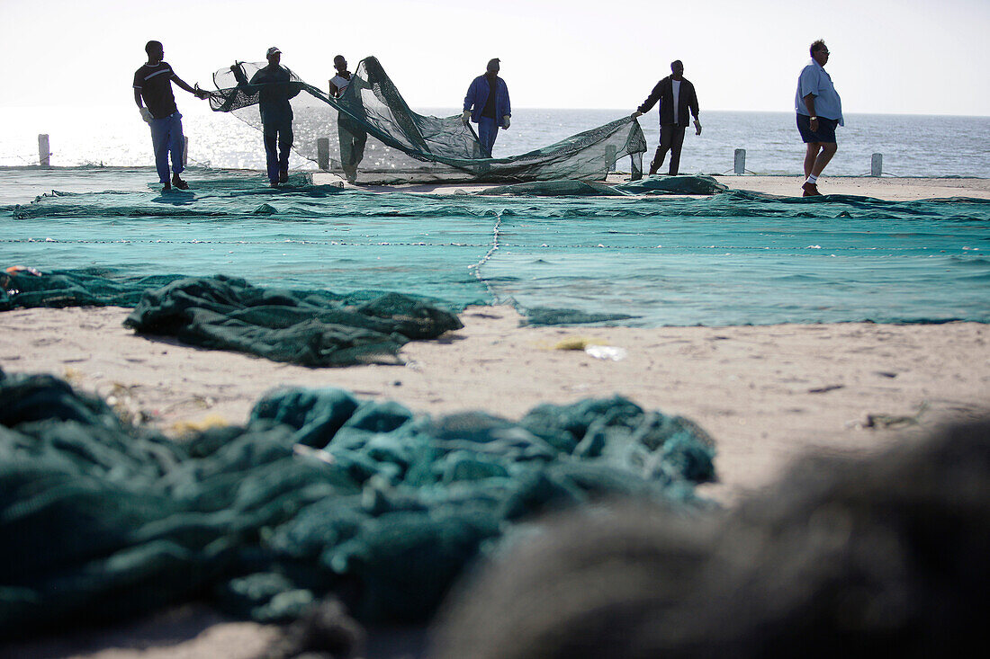 Fischer breiten ihre Netze aus, südlich von Swakopmund, Namibia, Afrika