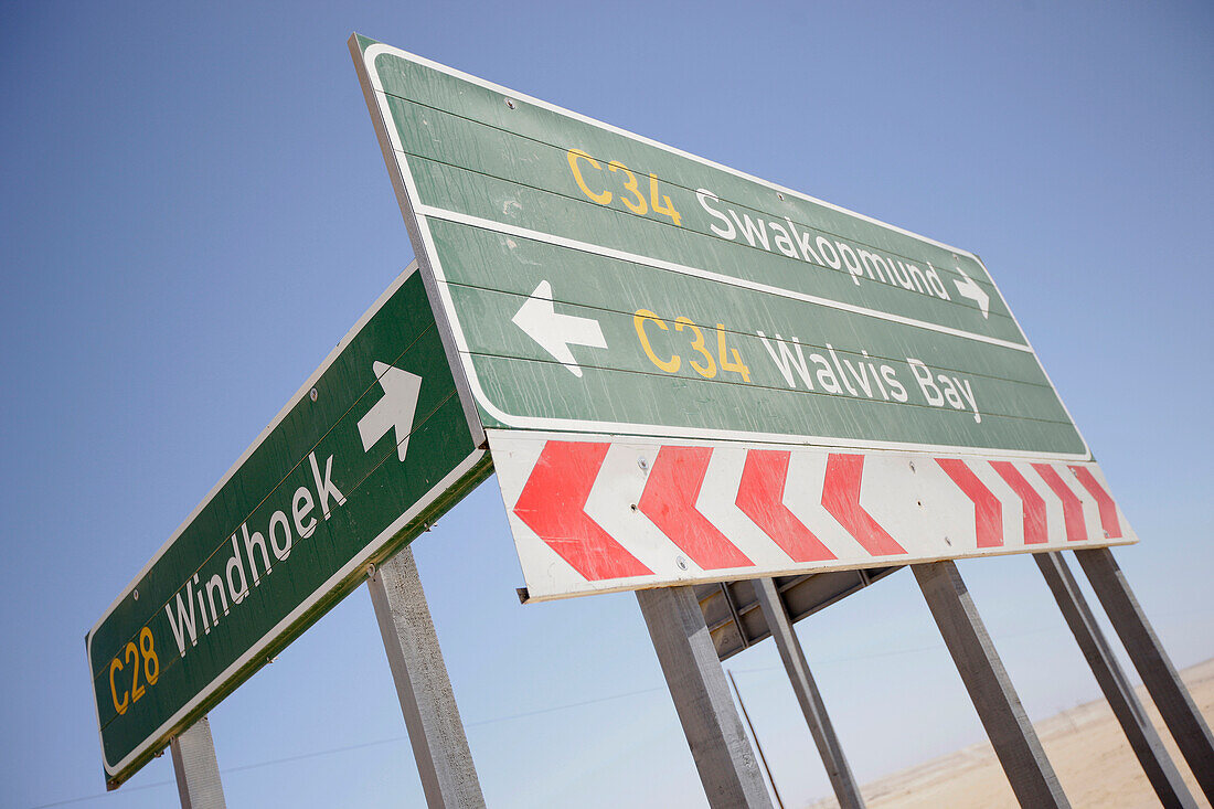 Strassenschilder südlich von Swakopmund, Namibia, Afrika