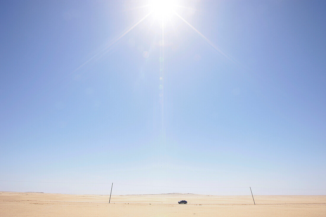 Auto in der Wüste, Küstenwüste, südlich von Swakopmund, Namibia, Afrika