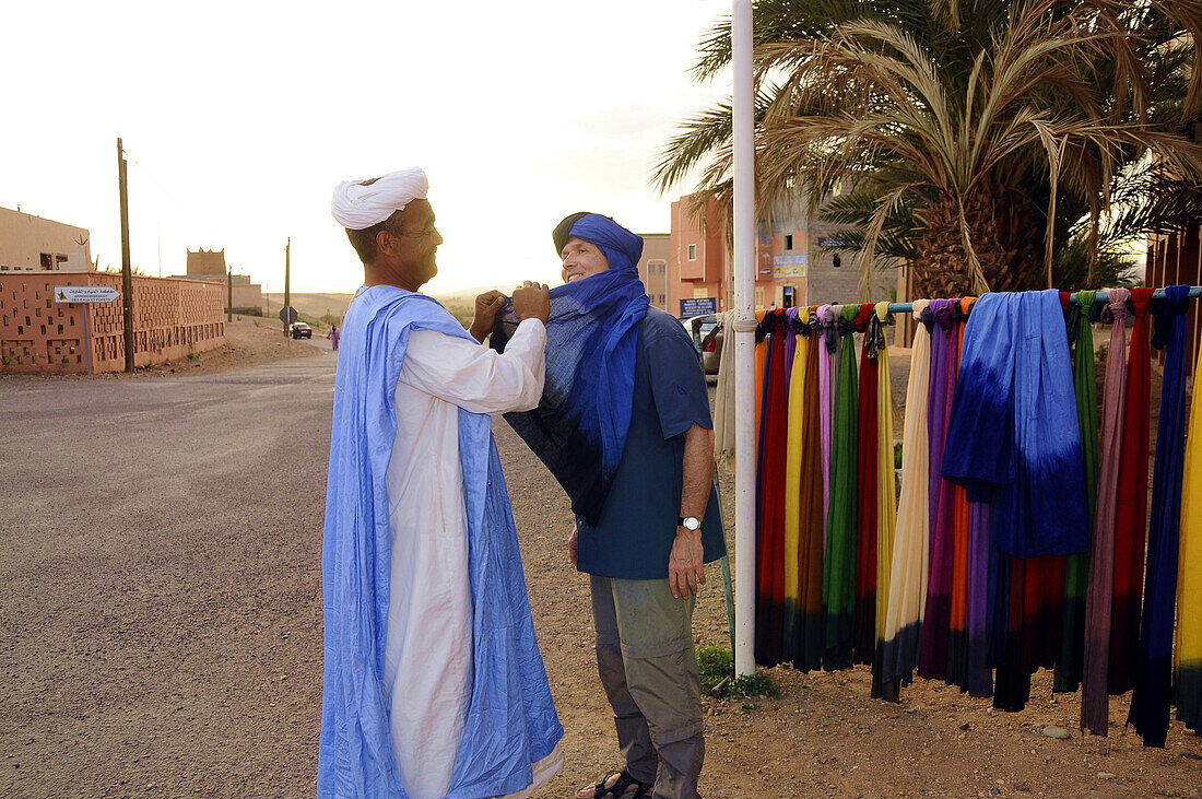Ein Mann kauft ein Berbertuch, Zagora, Draa-Tal, Süd Marokko, Marokko, Afrika
