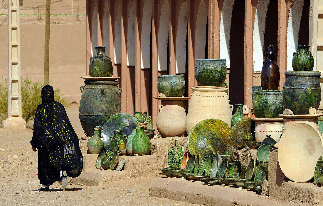 Töpferware vor einem Gebäude im Sonnenlicht, Tamegroute, Draa-Tal, Süd Marokko, Marokko, Afrika