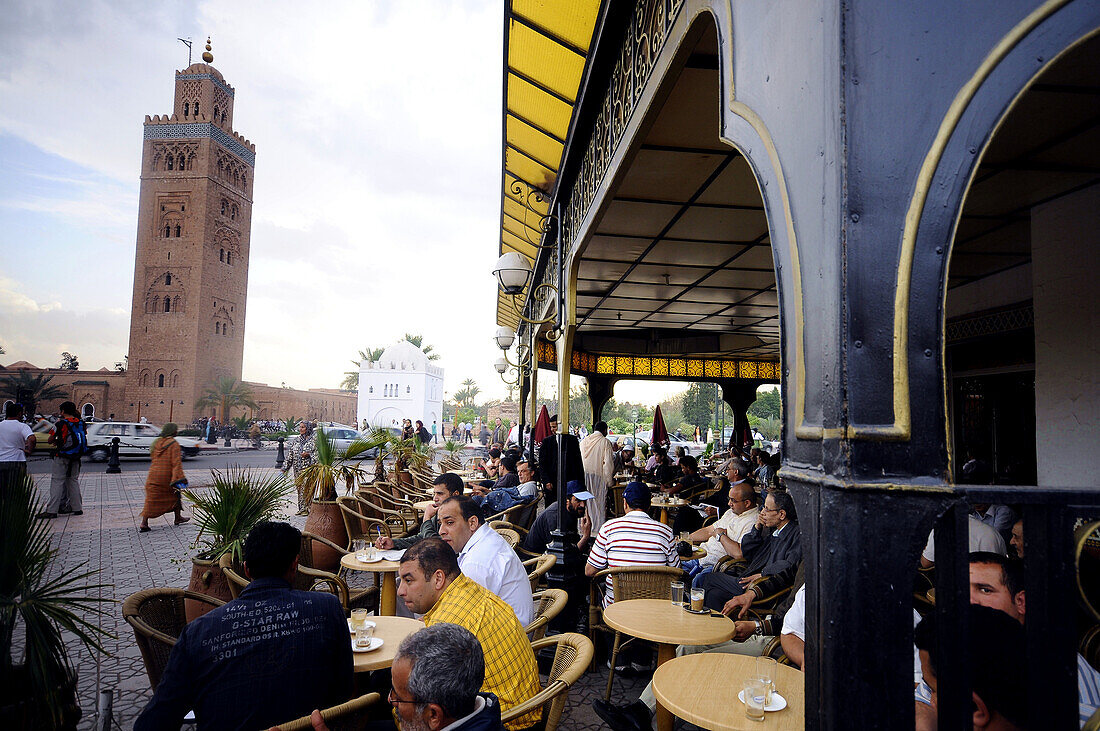 Menschen in einem Café an der Koutoubia Moschee, Marrakesch, Süd Marokko, Marokko, Afrika