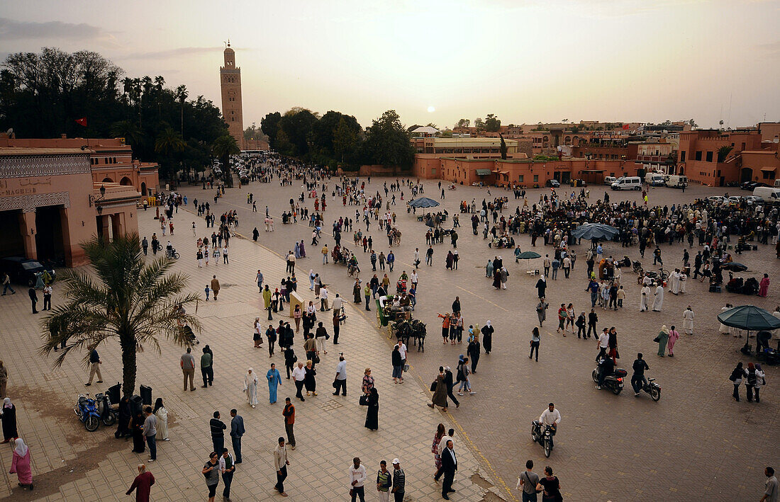 Menschenmenge auf dem Platz Jemaa el-Fna am Abend, Marrakesch, Süd Marokko, Marokko, Afrika