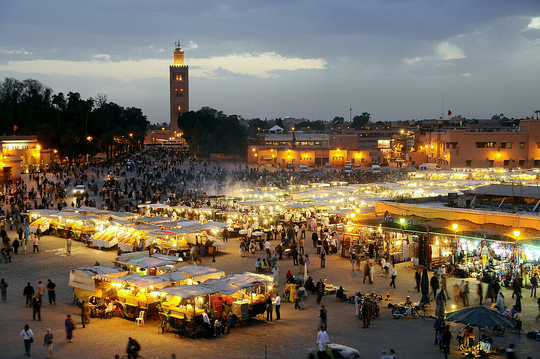 Beleuchtete Imbissbuden auf dem Platz Jemaa el-Fna am Abend, Marrakesch, Süd Marokko, Marokko, Afrika