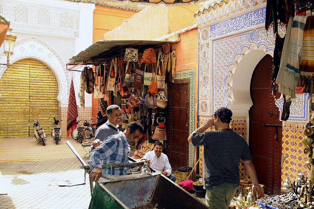 Menschen im Souk in der Medina, Marrakesch, Süd Marokko, Marokko, Afrika