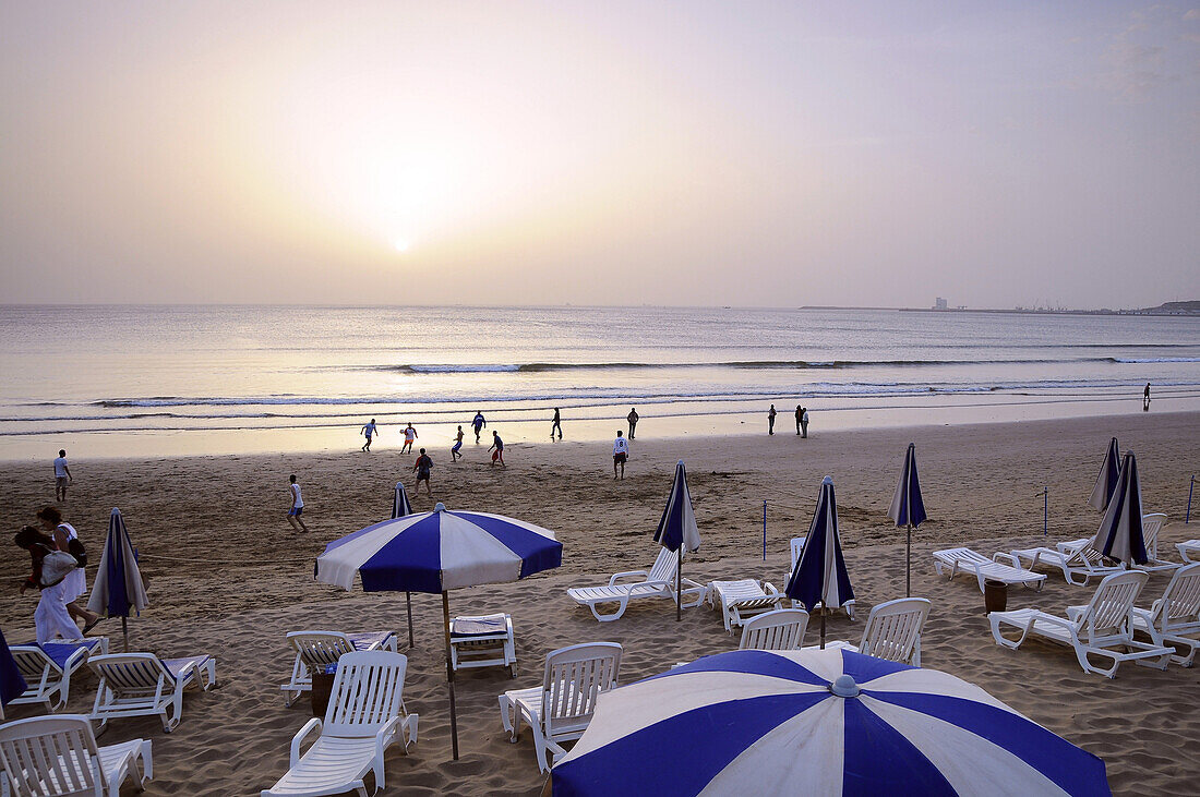 Menschen am Strand bei Sonnenuntergang, Agadir, Süd Marokko, Marokko, Afrika