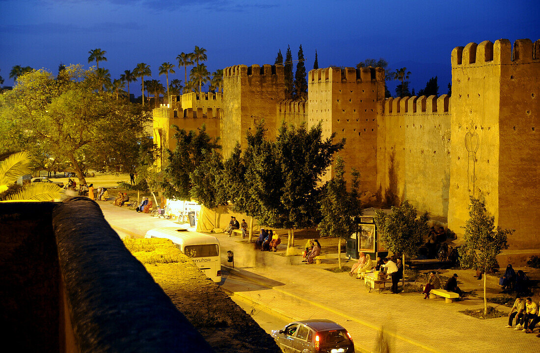 Die beleuchtete Stadtmauer am Abend, Taroudannt, Süd Marokko, Marokko, Afrika