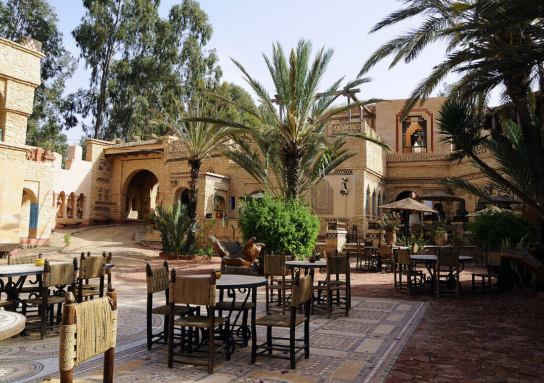 Tische und Stühle eines Restaurants in der Medina, Agadir, Süd Marokko, Marokko, Afrika