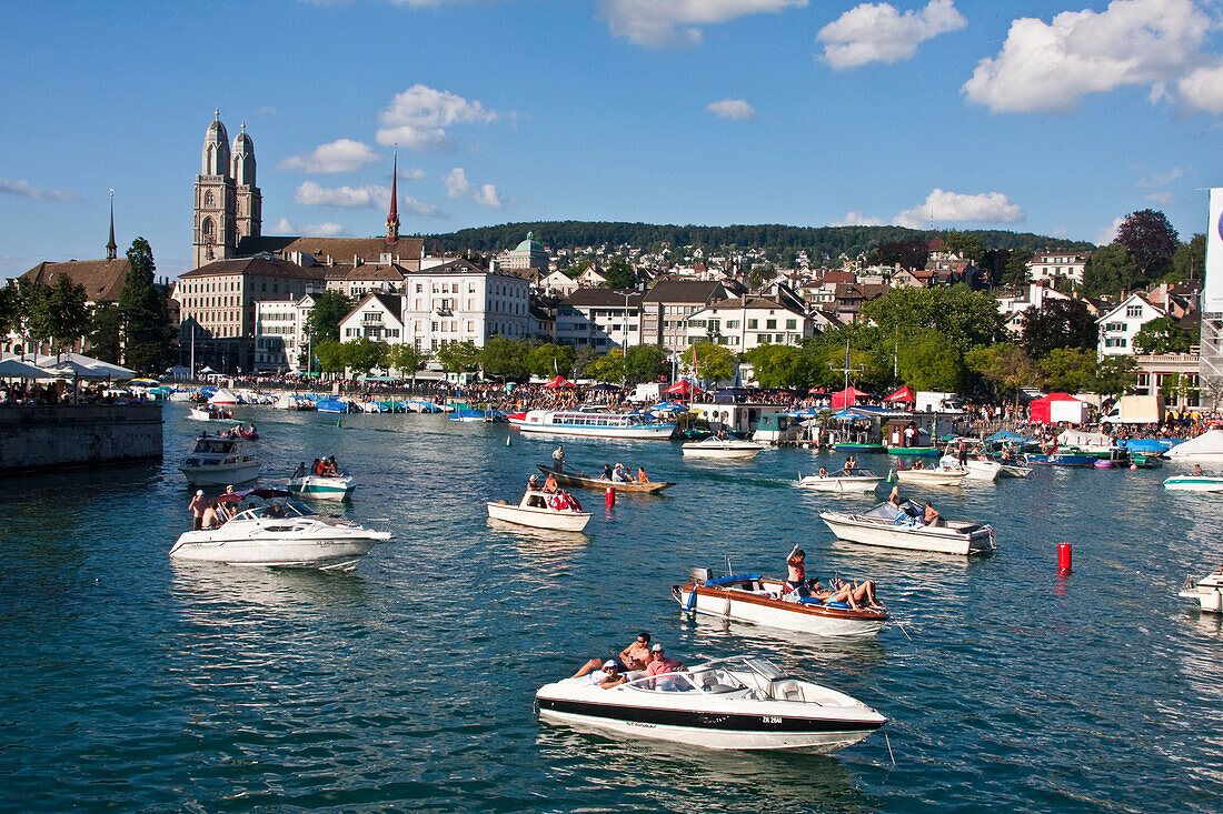 Partyboote auf der Limmat bei der Street Parade im  Sommer, Zuerich, Schweiz