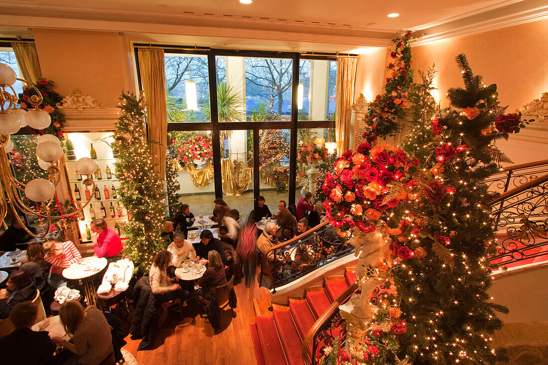 Innenaufnahme des Café Felix am Central Zuerich Schweiz