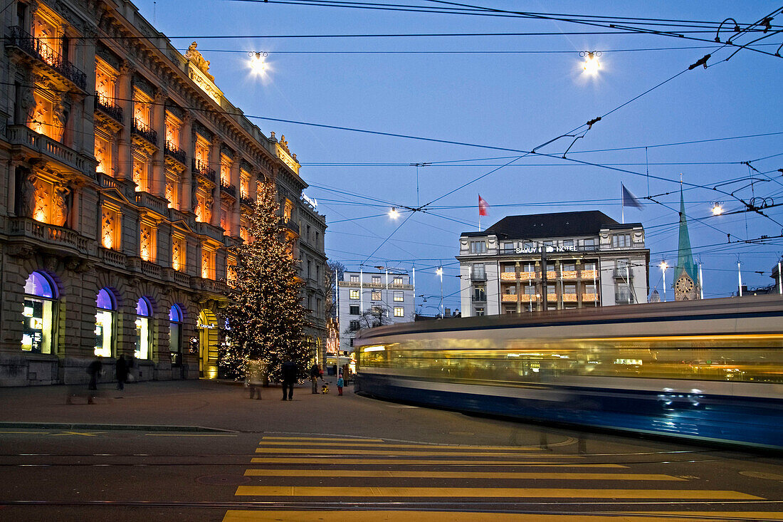 Weihnachtsbaum vor der Credit Suisse Bank am Paradeplatz in Zuerich, Schweiz