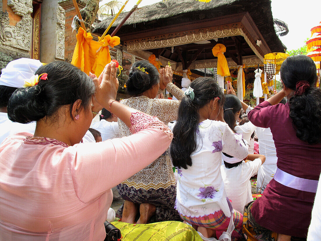 Hindus beten  bei der Koningan Tempel Zeremonie in Mas,  Bali, Indonesien, Asien