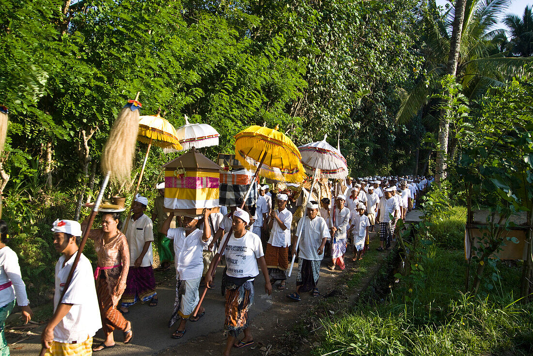 Hindus mit Opfergaben  bei der Koningan Tempel Zeremonie in Lutundu bei Ubud,  Bali, Indonesien, Asien