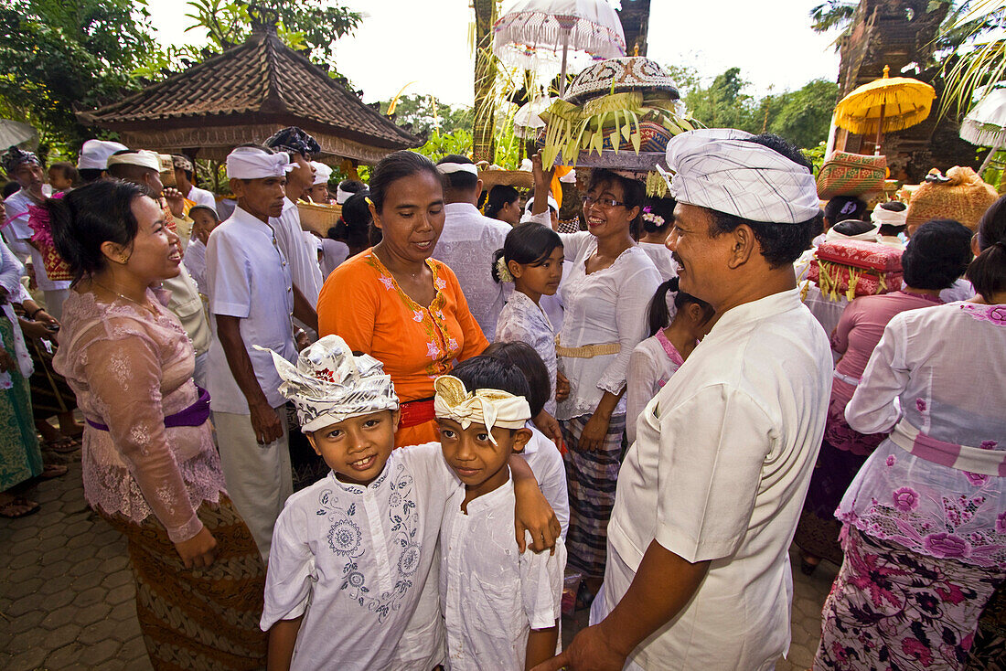 Hindus mit Opfergaben  bei der Koningan Tempel Zeremonie in Mas,  Bali, Indonesien, Asien