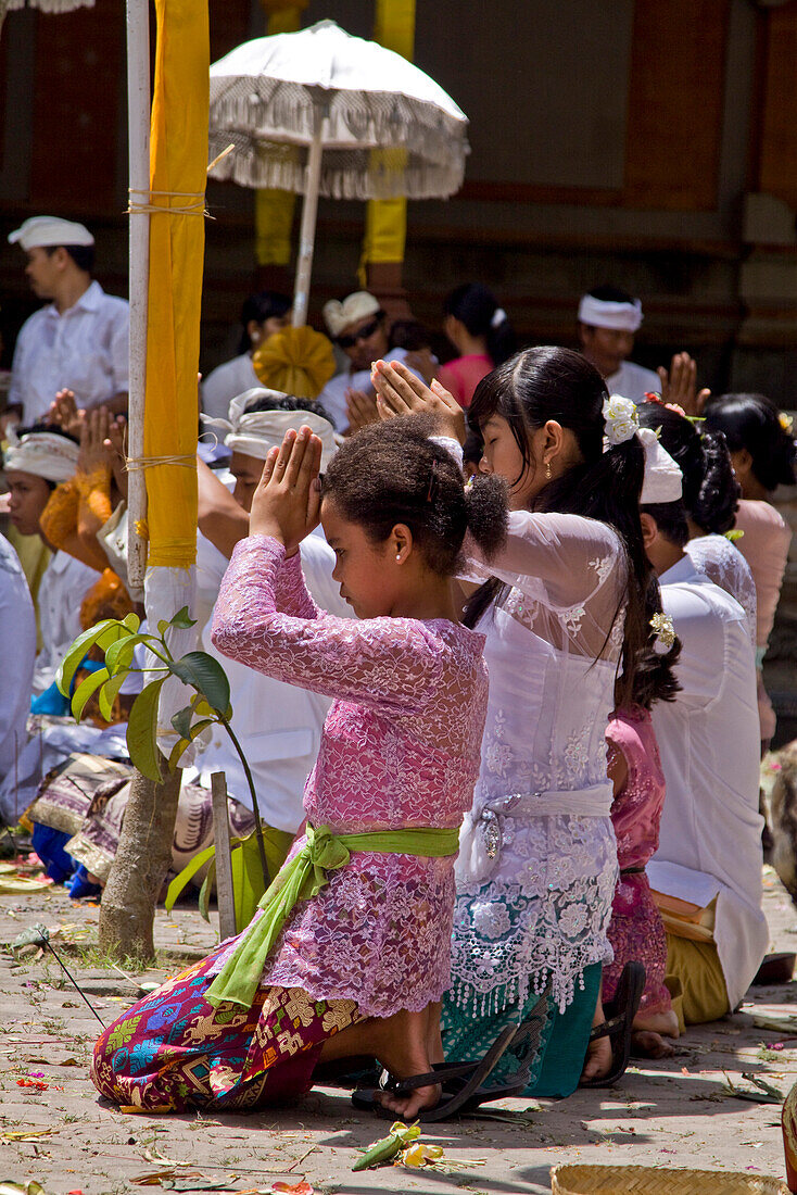 Hindus beten   bei der Koningan Tempel Zeremonie in Mas,  Bali, Indonesien, Asien