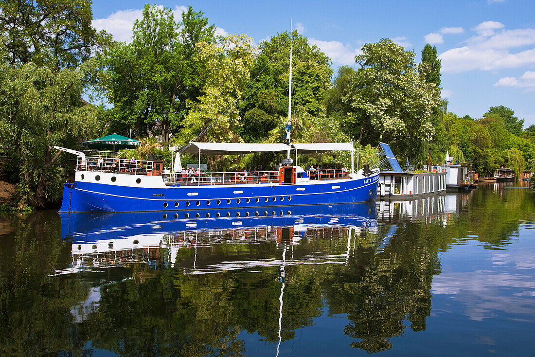 Captn Schillow Schiffsrestaurant auf dem Landwehrkanal in Berlin Tiergarten