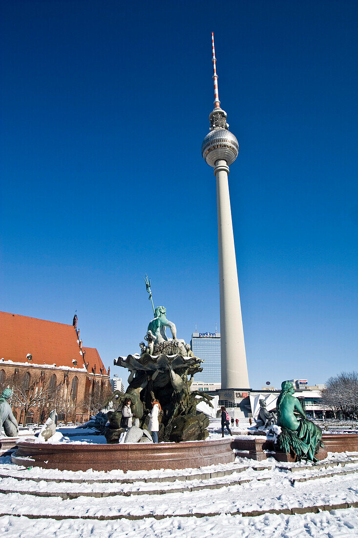 Schnee am Neptun Brunnen vorm Alex in Berlin Mitte