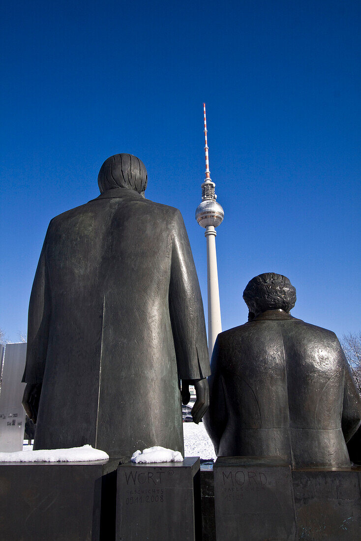 Schneelandschaft beim Marx Engels  Denkmal  in Berlin Mitte, HG Alex