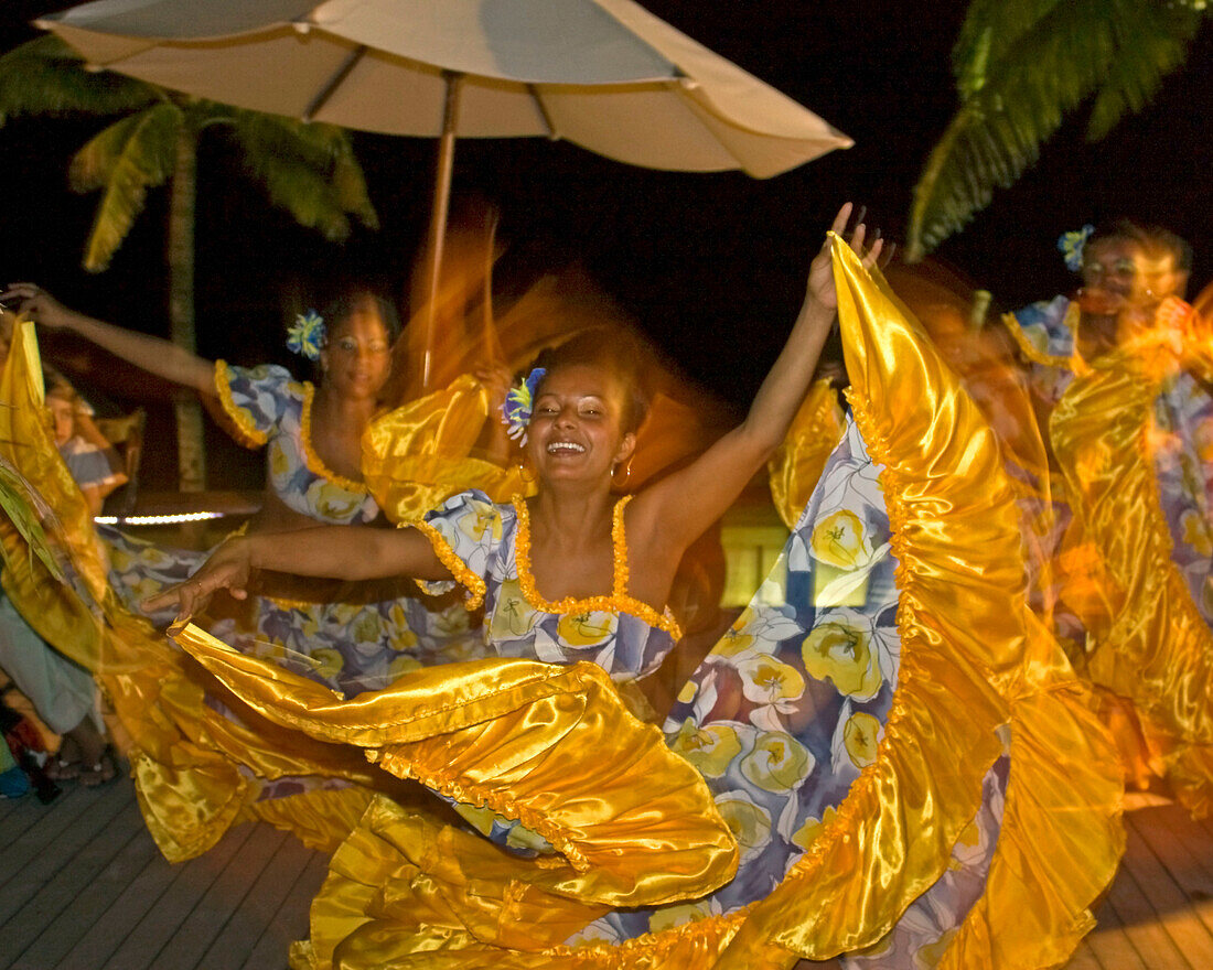 Traditionelle Sega Taenzgruppe im Hotel Veranda, Troux aux Biches, Mauritius, Afrika