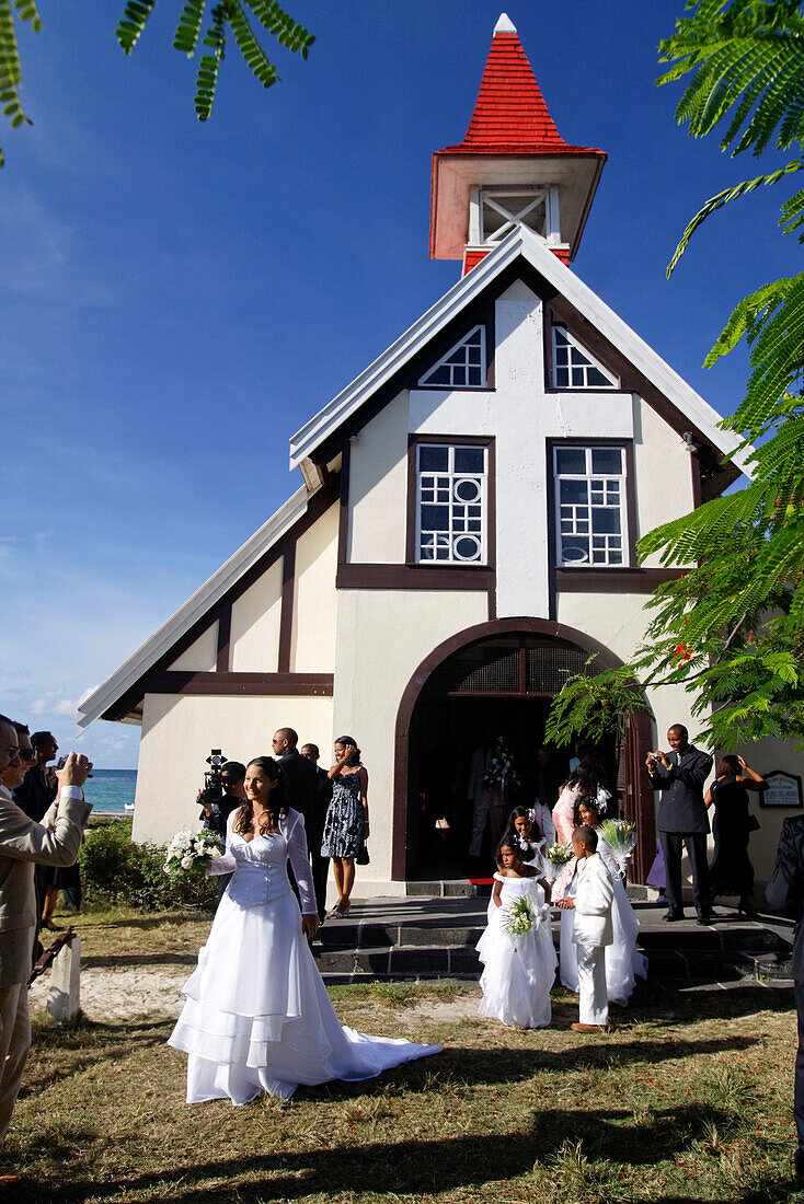 Hochzeitspaar vor der Dorfkirche  Eglise de Cap Malheureux ,  Mauritius, Afrika