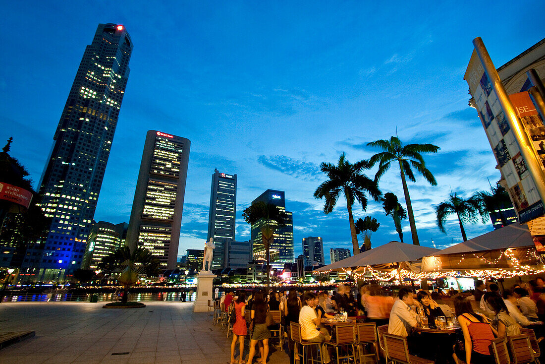 Skyline of Singapur, Raffles Statue, street cafe, South East Asia, twilight