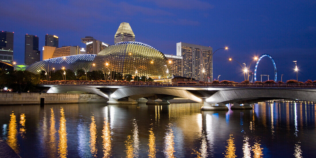 Skyline of Singapur, Esplanade, Marina Square, big wheel at twilight, South East Asia, twilight