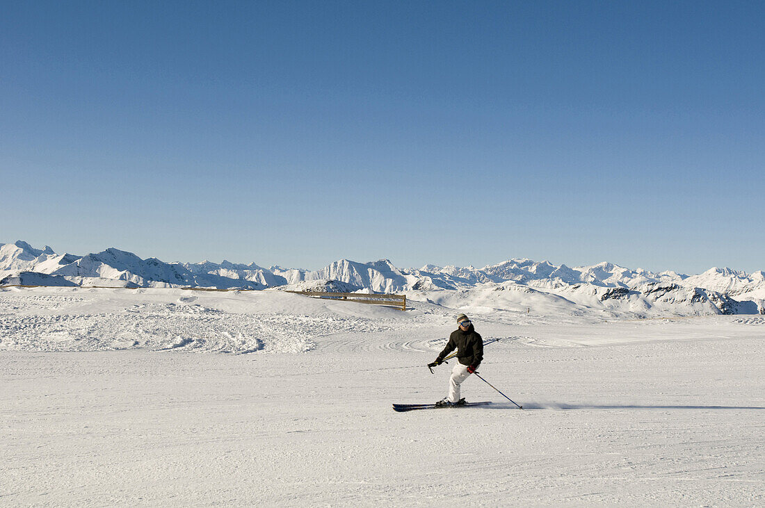 Skifahrer im Skigebiet Reinswald, Piste, Panorama, Sarntal, Südtirol, Italien