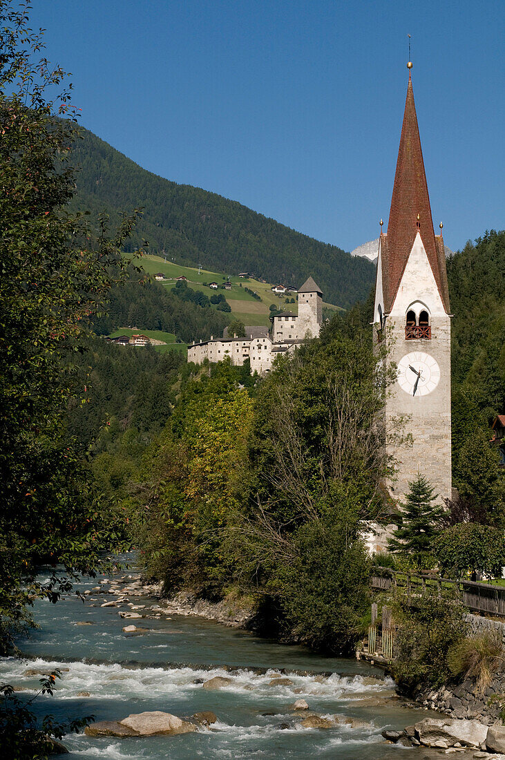 Burg und Kirche in Sand in Taufers, Tauferer Tal, Südtirol, Italien