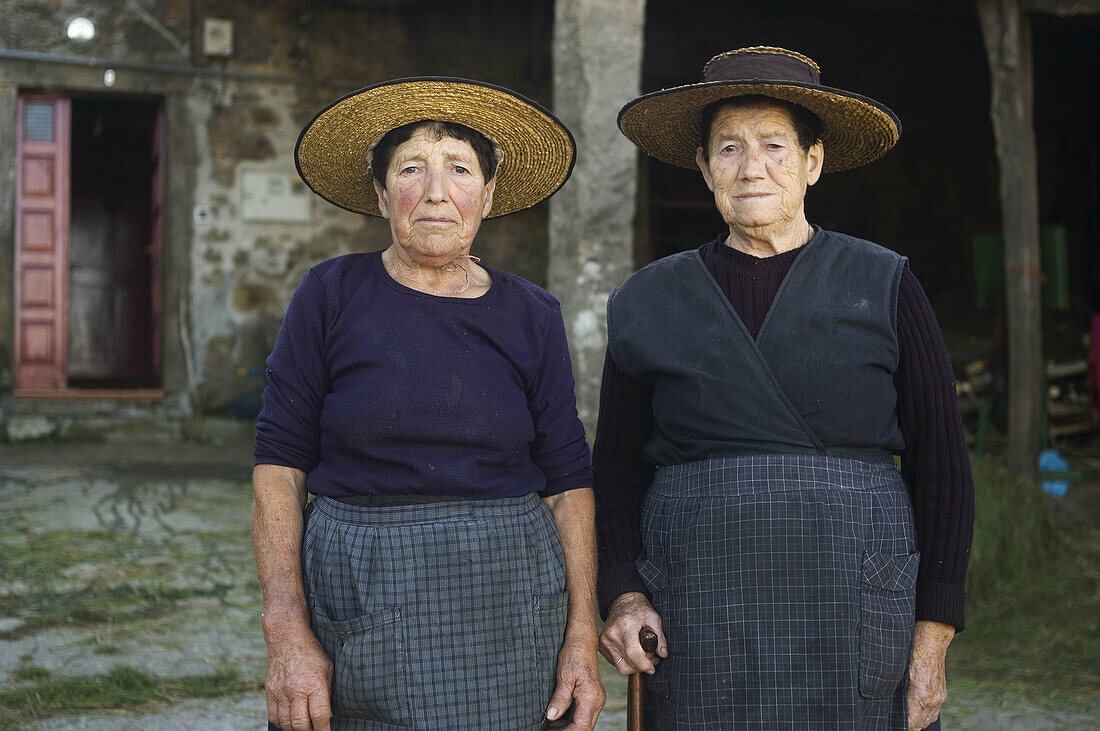 Peasant women, Vilaserio. La Coruña province, Galicia, Spain