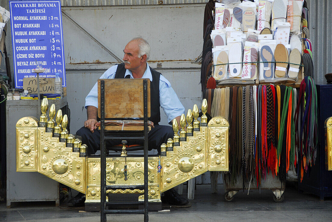 Shoeshine man at Eminönü, Istanbul, Turkey