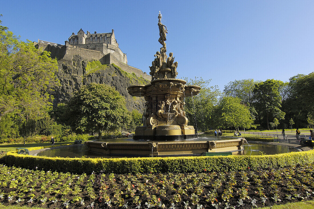 Ross fountain, Princes street gardens and Edinburgh Castle  Edinburgh  Scotland  U K