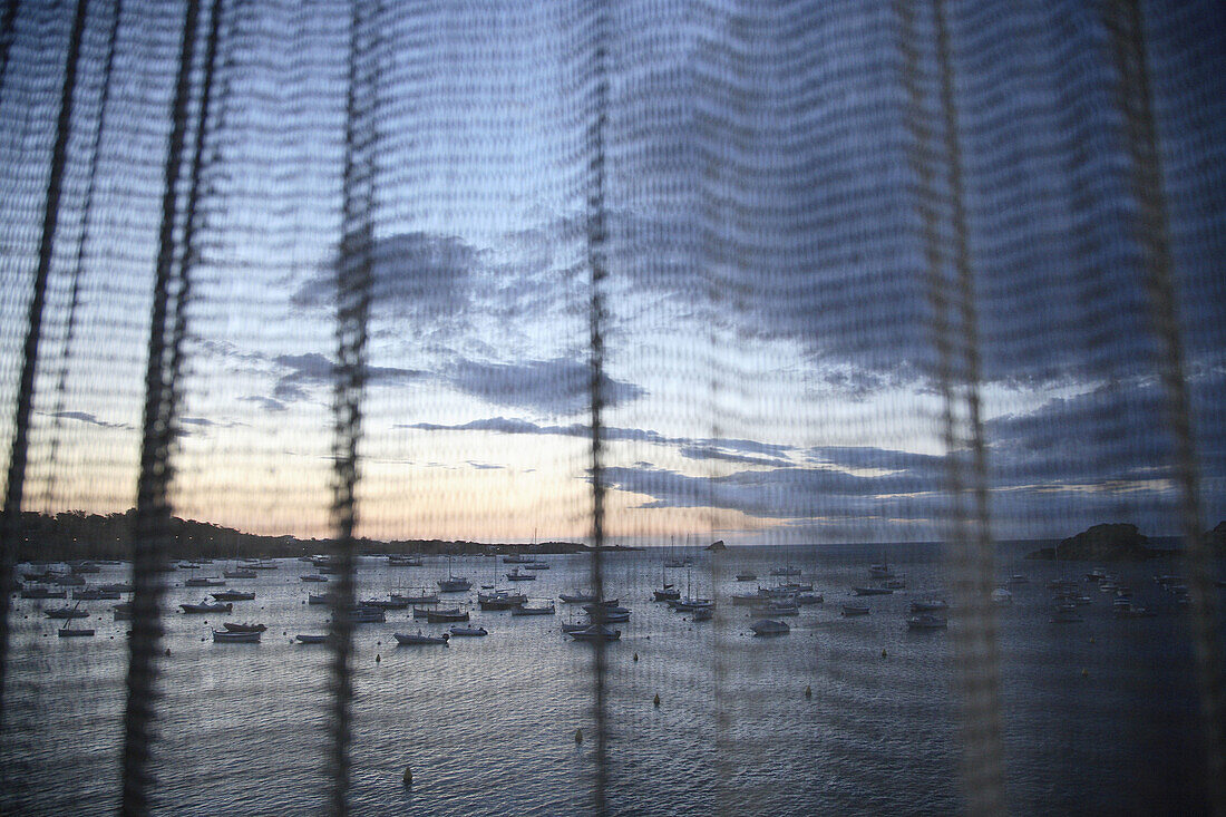 Boat, Boats, Cloud, Clouds, Color, Colour, Curtain, Curtains, Daytime, exterior, Hang, Hanging, Horizon, Horizons, Light, Lightness, nature, outdoor, outdoors, outside, scenic, scenics, sea, See-through, Skies, Sky, Sunrise, Sunrises, Translucent, N71-764