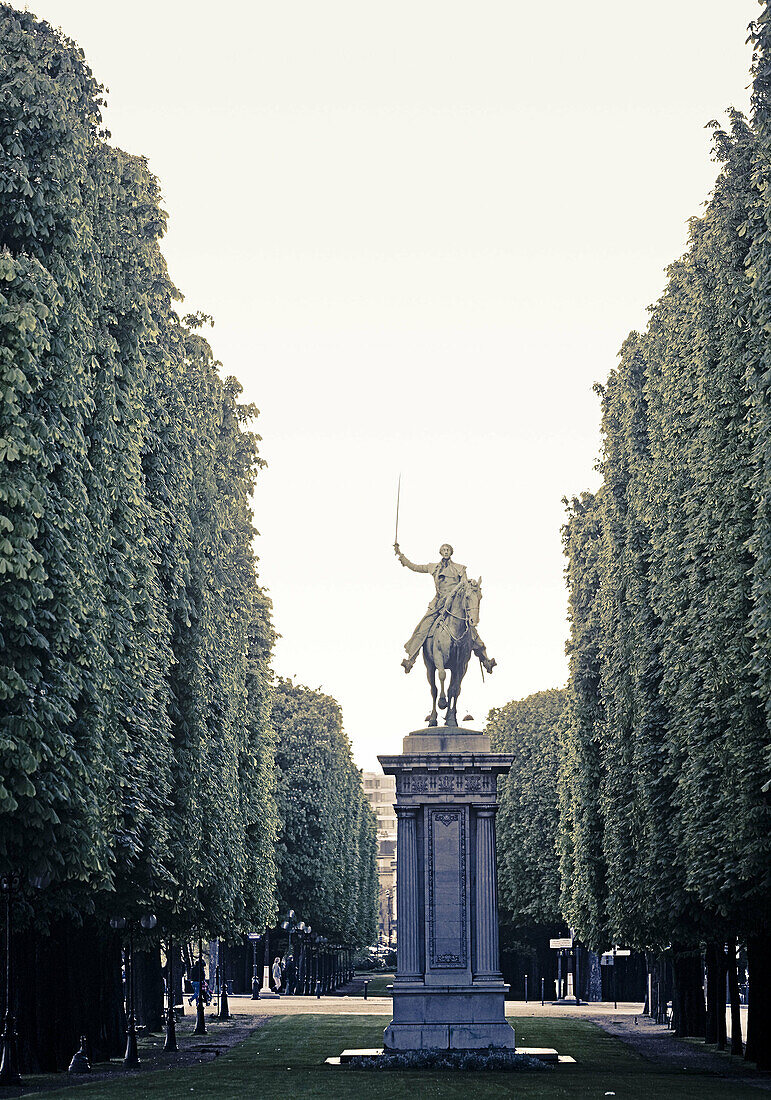 Avenue, Avenues, cities, city, Color, Colour, Daytime, Equestrian monument, Equestrian monuments, Equestrian Statue, Equestrian Statues, Europe, exterior, France, outdoor, outdoors, outside, Paris, Sculpture, Statue, Statues, tree, trees, World locations,