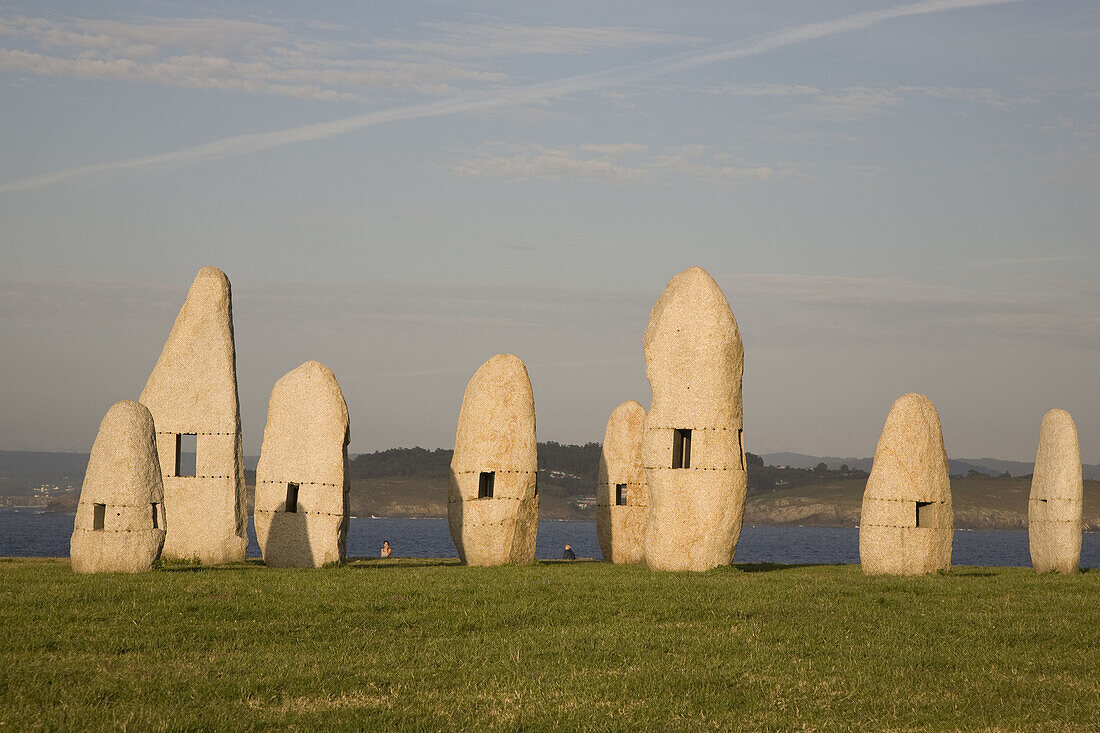 Megalitos de Manolo Paz en el Mirador de Punta Herminia, La Coruña, Galicia, España