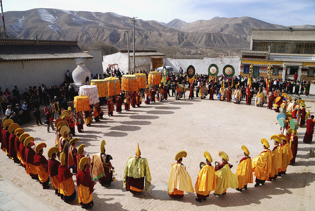 Anbetung, Anzeigen, Asiat, Asiaten, Asien, Aussen, Aussenseite, äusseres, Berg, Berge, Buddha, Buddhismus, Buddhist, Buddhisten, China, Chinese, Displays, Draussen, Dreißiger jahre, Erwachsene, Erwachsener, Ethnisch, Farbe, Festival, Festtag, Garze, Geist