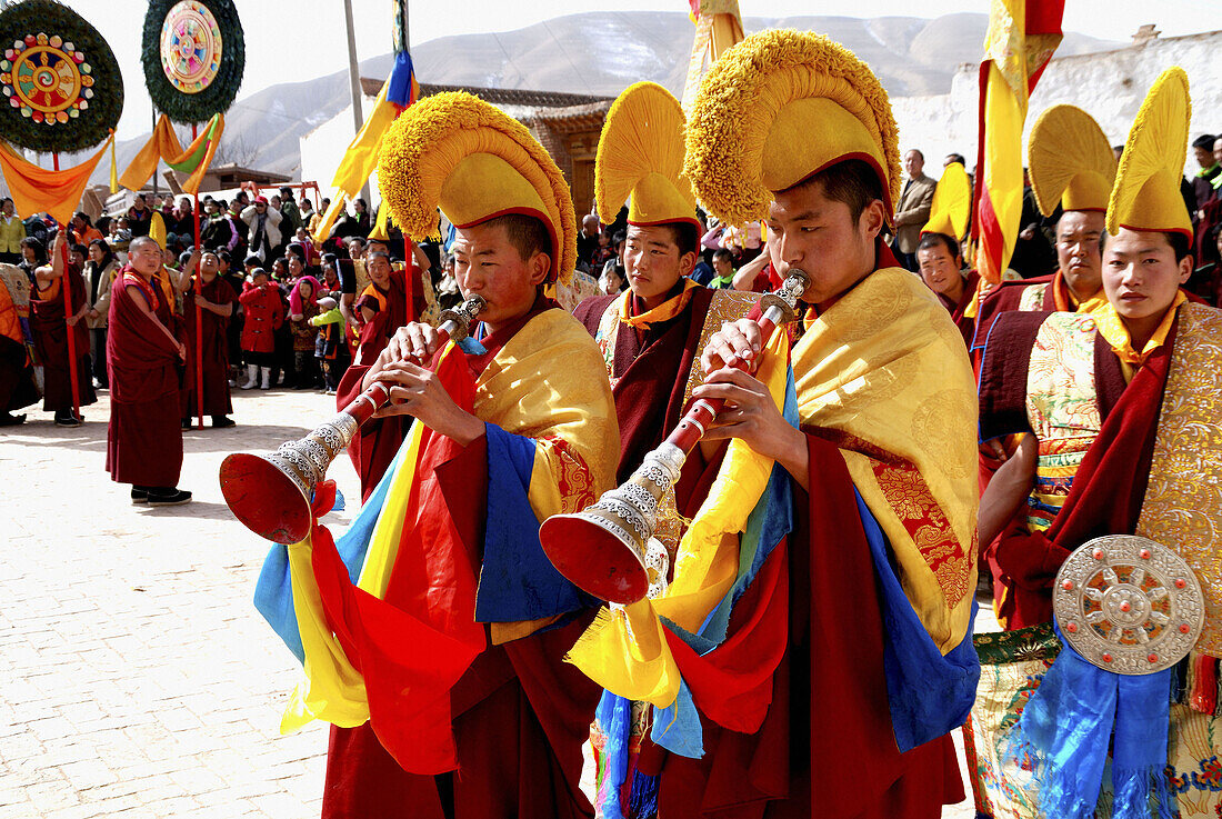 Anbetung, Anzeigen, Asiat, Asiaten, Asien, Aussen, Aussenseite, äusseres, Berg, Berge, Buddha, Buddhismus, Buddhist, Buddhisten, China, Chinese, Displays, Draussen, Dreißiger jahre, Erwachsene, Erwachsener, Ethnisch, Farbe, Ferien, Festival, Festtag, Garz