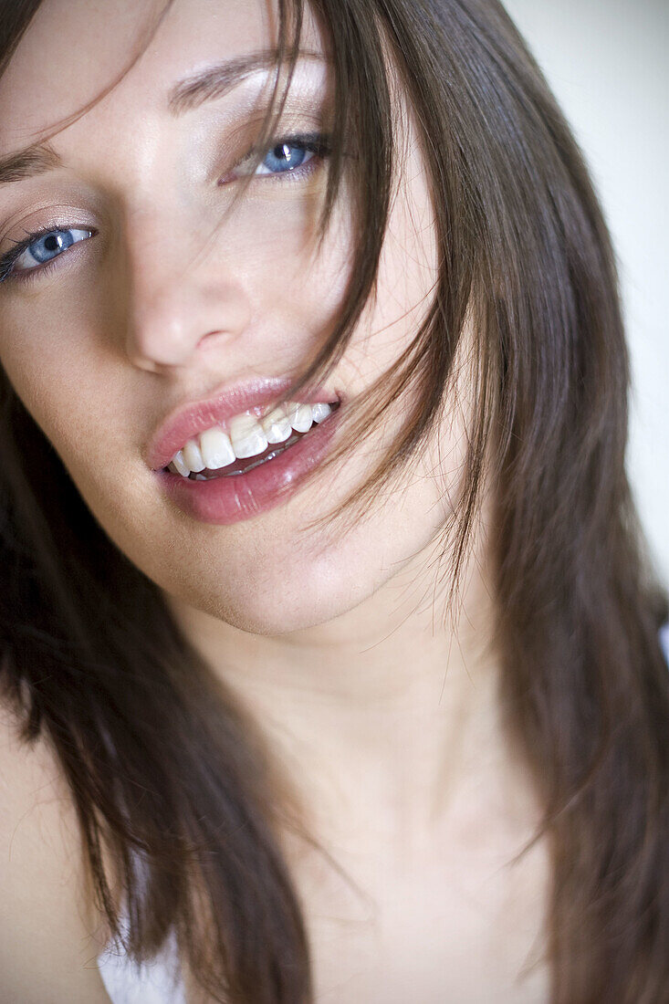 Junge Frau mit blauen Augen und dunklen Haaren
