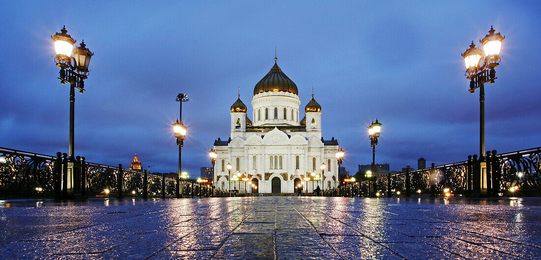 Cathedral of Christ the Saviour and the Patriarchy Bridge, Moscow, Russia