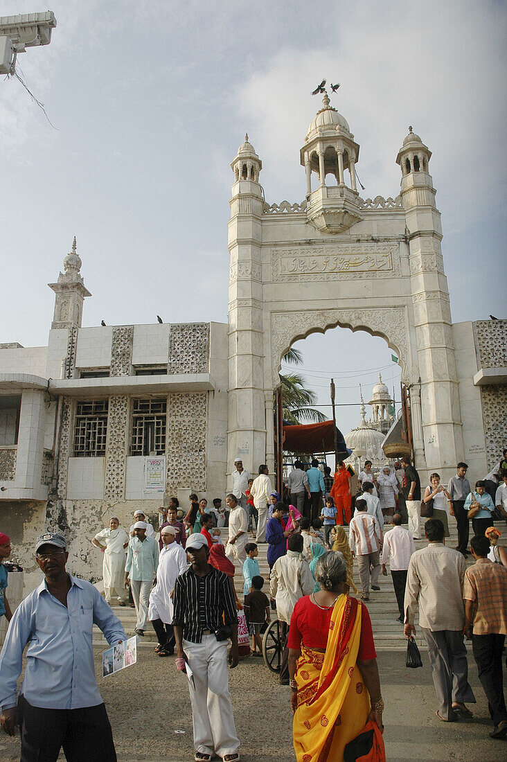 Mumbai India, Muslims at Haji Alis mosque